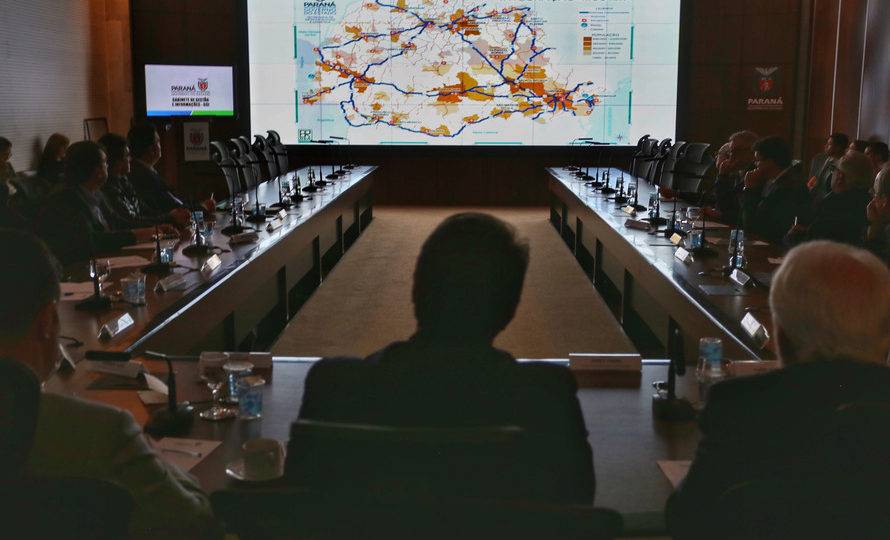 Governador Ratinho Junior analisa mapa com os novos trechos pedagiados do Paraná.