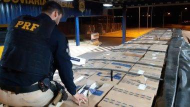 Contrabando de cigarros afasta menores da escola, colocando seu futuro em risco Apreensão de cigarros pela Polícia Rodoviária Federal em Guaíra, em 2019.