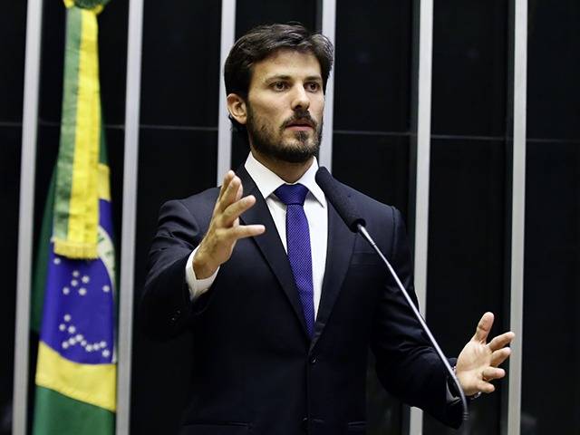 Relator da MP do Auxílio Brasil altera texto e inclui reajuste automático do benefício pela inflação Relator da proposta no Senado, Aro amplia escopo do programa e prevê reajuste automático do benefício pelo INPC.