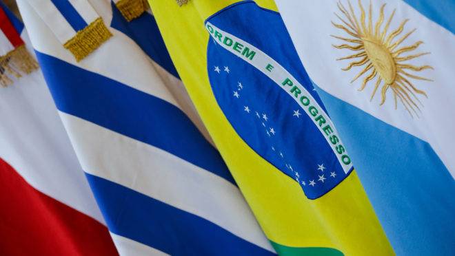 Bandeiras dos países que compõem o Mercosul.