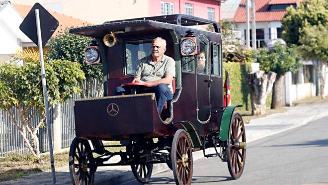 Galeano construiu a réplica do primeiro ônibus olhando apenas uma foto