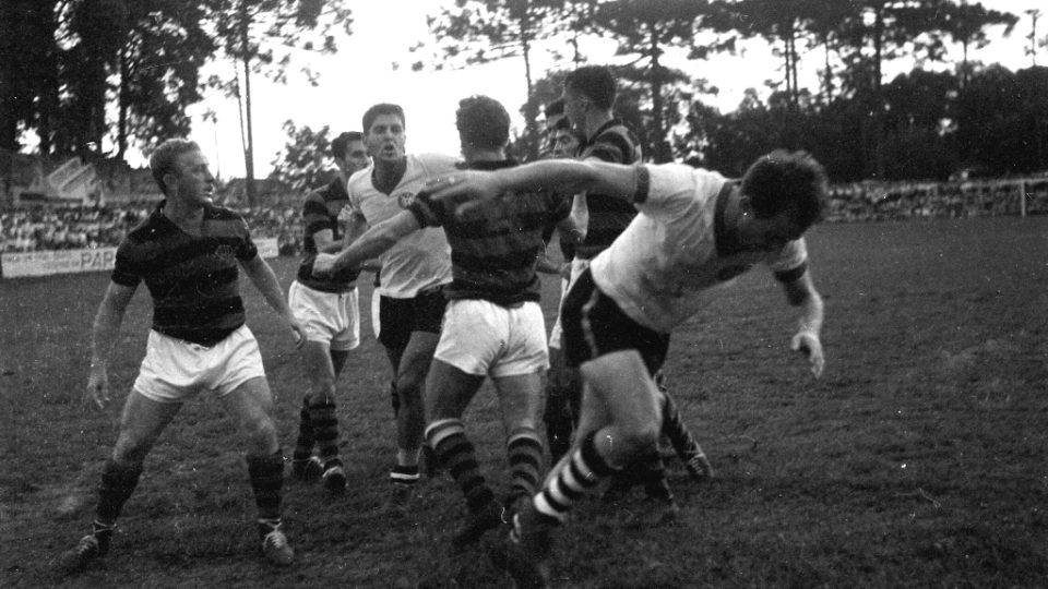 Gols e confusão em Athletico e Coritiba na Baixada! Veja fotos antigas de Atletiba Fotos antigas de Atletiba: Athletico 1 x 1 Coritiba - Paranaense - 22/2/1959