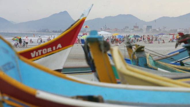 CANAL DA GALHETA – PONTAL DO PARANÁ, 03/02/2010 – VERÃO 2010 – Vista de navio e barco pequeno de pesca no canal da galheta, entrada de navios e barcos para a baía de Paranaguá – Foto: Daniel Castellano / AGP / Agência de Notícias Gazeta do Povo