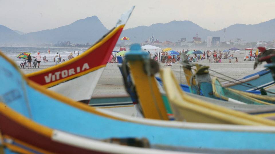 Quais são os programas sociais na mira do governo para dar lugar ao Renda Brasil CANAL DA GALHETA – PONTAL DO PARANÁ, 03/02/2010 – VERÃO 2010 – Vista de navio e barco pequeno de pesca no canal da galheta, entrada de navios e barcos para a baía de Paranaguá – Foto: Daniel Castellano / AGP / Agência de Notícias Gazeta do Povo