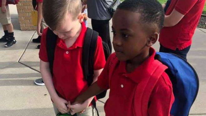 Uma atitude generosa mudou o 1º dia de aula de Connor, de oito anos, que tem autismo.