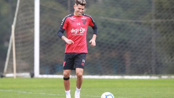 Bruno Nazário lesionou o joelho novamente no Athletico e passará por cirurgia