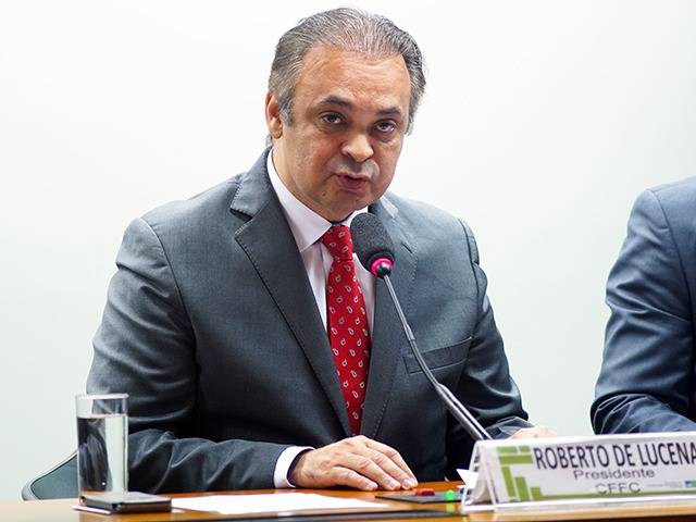 O deputado Roberto de Lucena.