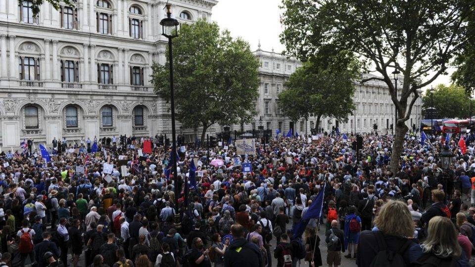 6 perguntas para entender a decisão de suspender o Parlamento no Reino Unido Demonstrators hold placards as they protest outside of Downing Street in London on August 28, 2019. – British Prime Minister Boris Johnson sparked fury Wednesday among pro-Europeans and MPs opposed to a no-deal Brexit by forcing the suspension of parliament weeks before Britain’s EU departure date. The pound slid on the surprise news, which opponents branded a “coup” and a “declaration of war” but Johnson claimed was necessary to allow him to pursue a “bold and ambitious” new domestic legislative agenda. (Photo by DANIEL SORABJI / AFP)