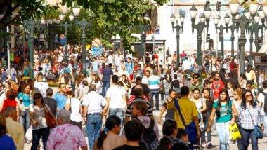 Multidão na Rua XV de Novembro, em Curitiba