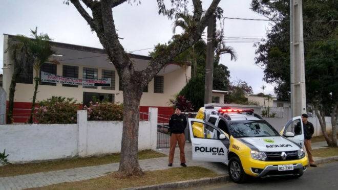 PM está de plantão na frente da Escola Amâncio Moro desde a postagem com ameaça quarta-feira.