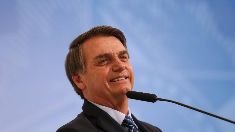 Bolsonaro promete indulto a policiais.