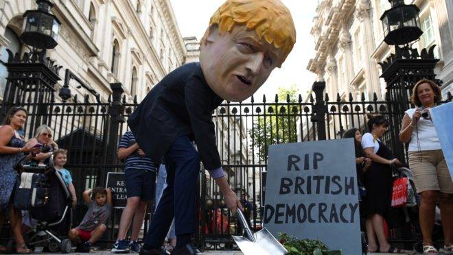 Protesto contra a decisão de Boris Johnson de suspender o Parlamento por 5 semanas, em frente à sede do governo