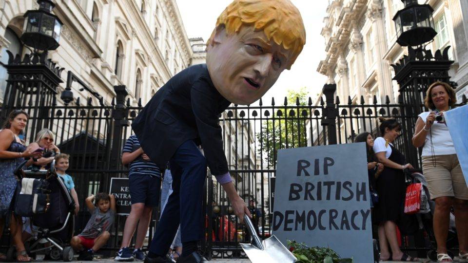 A ultrajante decisão de Boris Johnson e seus cálculos arriscados Protesto contra a decisão de Boris Johnson de suspender o Parlamento por 5 semanas, em frente à sede do governo