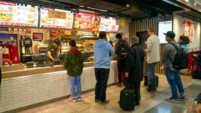 Loja da rede KFC em Dusseldorf, Alemanha. Grupo de Carlos Wizard detém a franquia master para o Brasil.