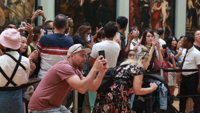 Centenas de visitantes se aglomeram diariamente para ver a Mona Lisa, no Museu do Louvre, em Paris. Como tornar essa experiência menos desgastante?