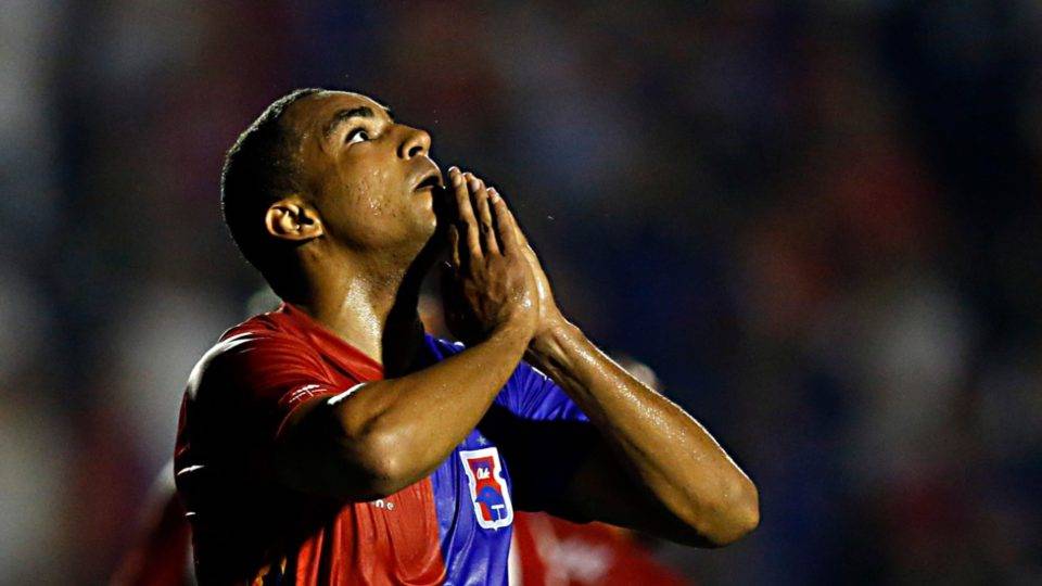 Paraná empata com Vila Nova e acumula cinco jogos seguidos sem vencer na Vila Atacante Jenison fez o gol do Paraná. Foto: Albari Rosa/Gazeta do Povo