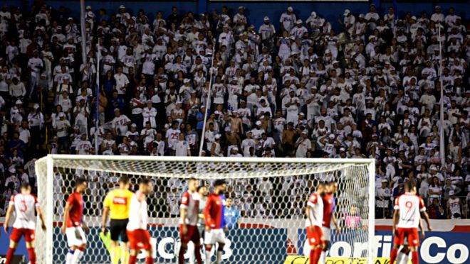 Fúria Independente ao fundo no empate entre Paraná e Vila Nova. Foto: Albari Rosa/Gazeta do Povo