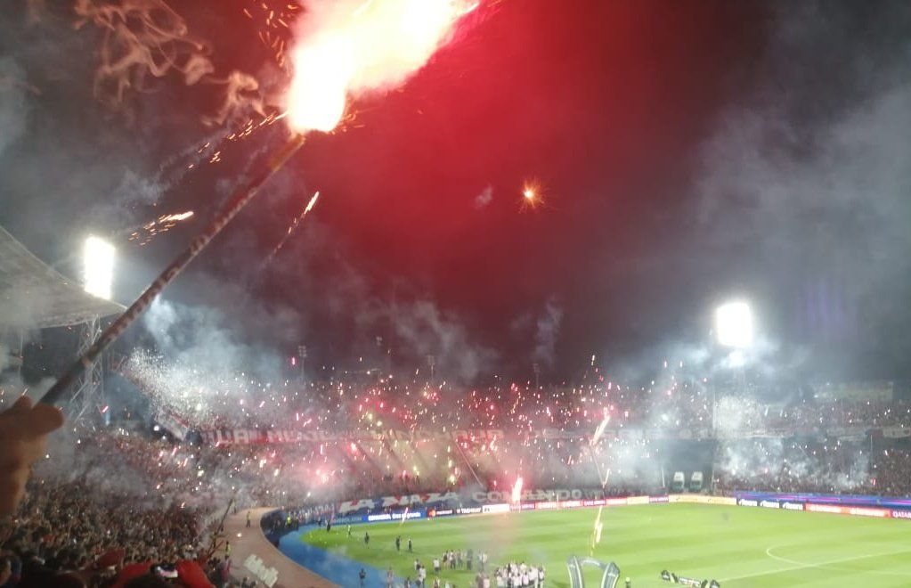 Torcedores do Cerro Porteño fazem a festa no jogo contra o River Plate, na entrada em campo das equipes Torcedores do Cerro Porteño fazem a festa no jogo contra o River Plate, na entrada em campo das equipes