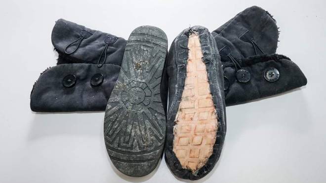 Bota sem sola doada para a Campanha do Agasalho: sem a menor condição de uso.