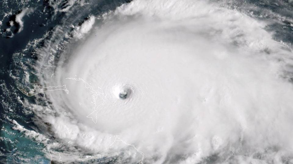 Imagem de satélite mostra o furacão Dorian se aproximando das Bahamas