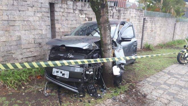 Carro prensado entre muro e árvore no Alto da XV