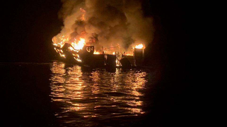 Incêndio em barco na costa da Califórnia deixa desaparecidos incêndio barco califórnia