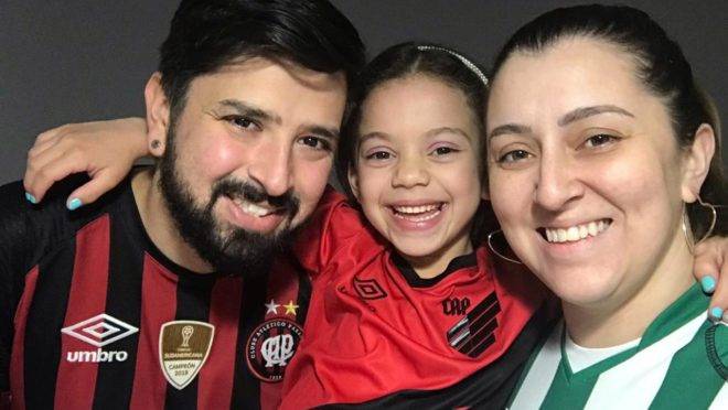 Mãe de pequena atleticana, coxa-branca emociona na internet: "Representatividade e orgulho"