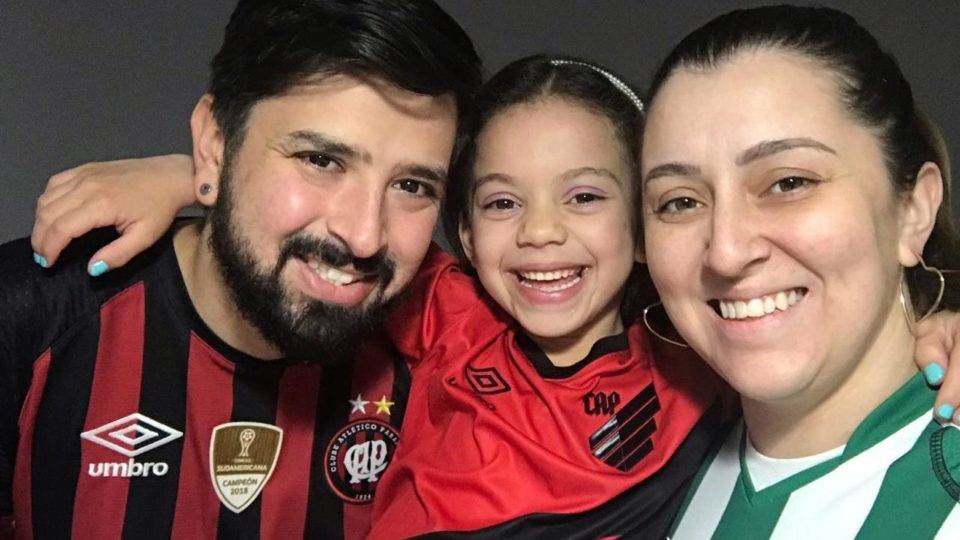 Mãe de pequena atleticana, coxa-branca emociona na internet: "Representatividade e orgulho"