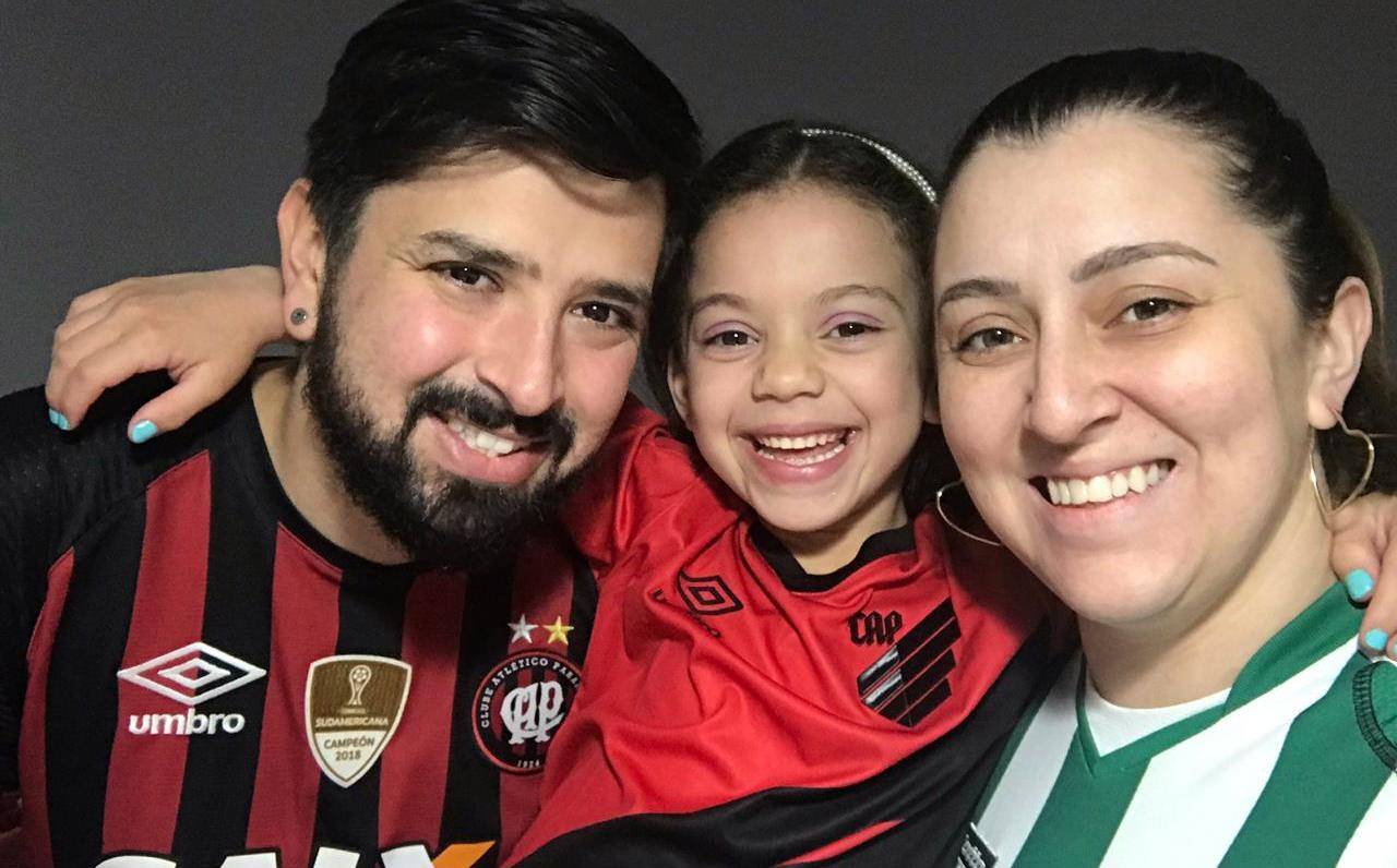 Mãe de pequena atleticana, coxa-branca emociona na internet: "Representatividade e orgulho"
