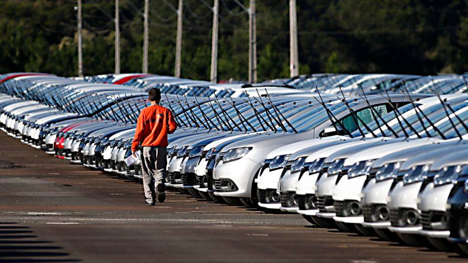 Após 27 meses, venda de veículos cai no Brasil No acumulado do ano, foram emplacados 1,794 milhão de veículos