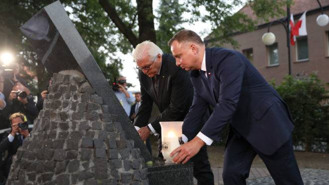 Presidente alemão Frank-Walter Steinmeier e o presidente polonês Andrzej Duda acendem velas em um memorial como parte das comemorações dos 80 anos desde o início da Segunda Guerra Mundial, em 1º de setembro, em Wielun, Polônia