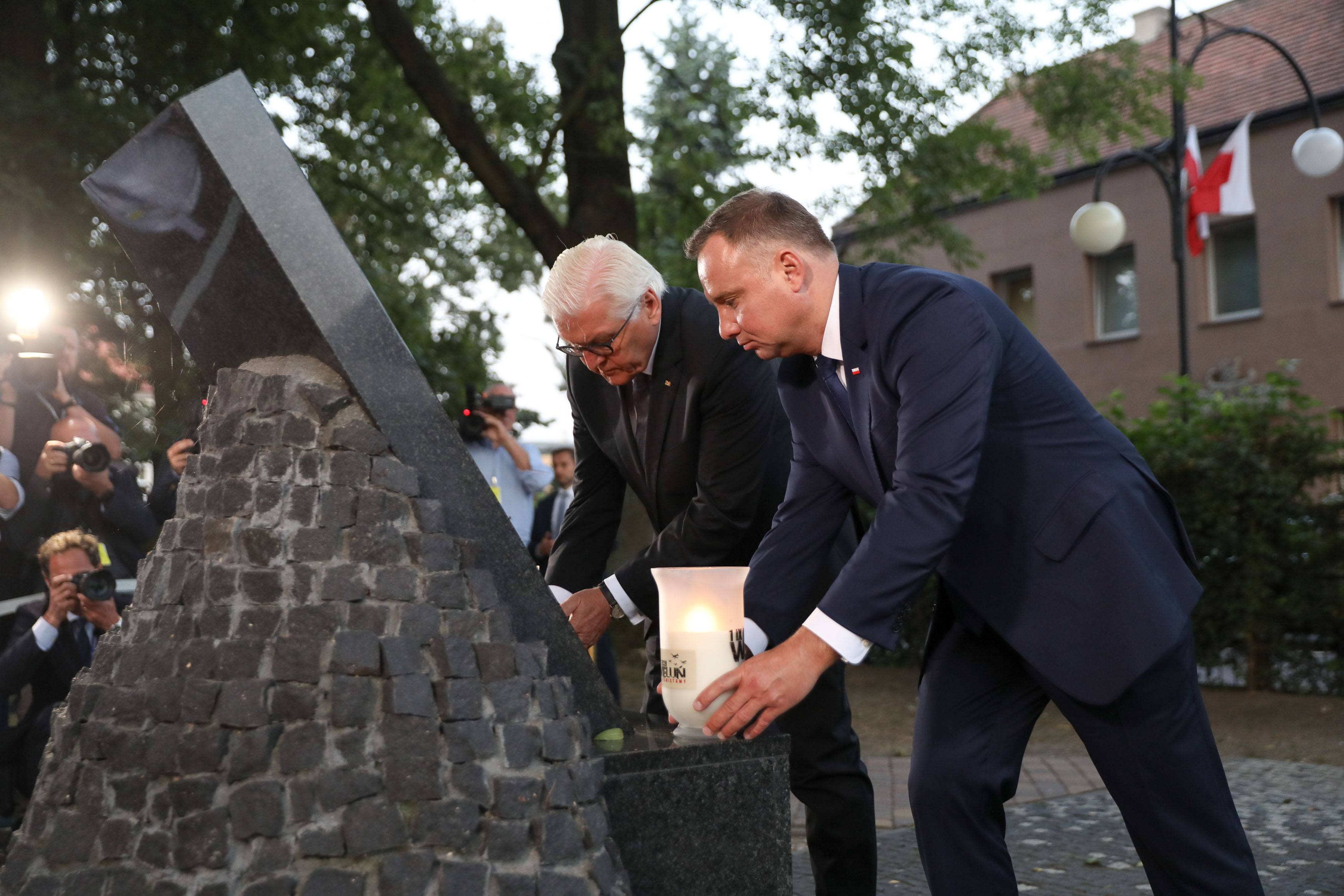 Presidente alemão Frank-Walter Steinmeier e o presidente polonês Andrzej Duda acendem velas em um memorial como parte das comemorações dos 80 anos desde o início da Segunda Guerra Mundial, em 1º de setembro, em Wielun, Polônia