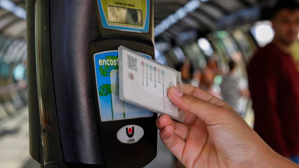 Ataque hacker ao site da Urbs complica recarga de cartão transporte em Curitiba Cartão-transporte de Curitiba