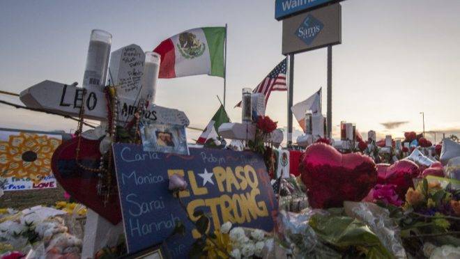 Memorial em homenagem às 22 vítimas fatais do tiroteio em um Walmart em El Paso, estado americano do Texas, em 6 de agosto de 2019