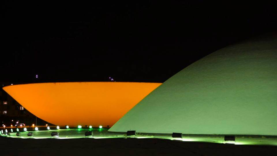 PSOL vai ao STF para Congresso criar imposto sobre grandes fortunas Congresso Nacional é iluminado nas cores verde e amarela para celebrar a Semana da Pátria