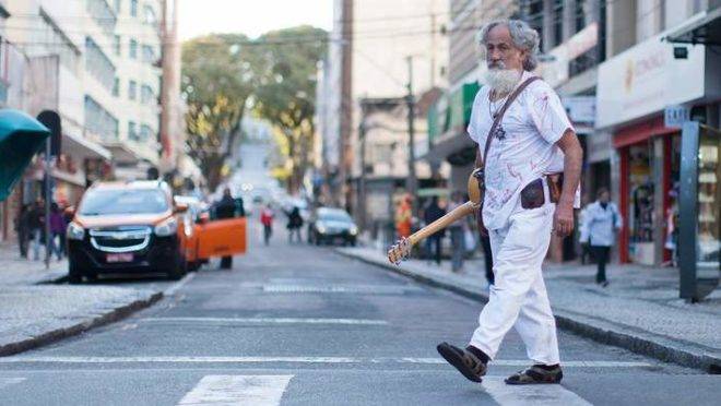 O músico Plá se disse impedido de trabalhar depois de 35 anos de rua XV.