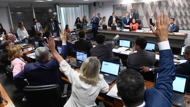 Senadores da CCJ aprovaram de forma simbólica o encaminhamento da PEC Paralela direto ao plenário da Casa.