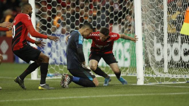 Jogadores do Athletico celebram com goleiro Santos após vitória sobre o Grêmio nos pênaltis
