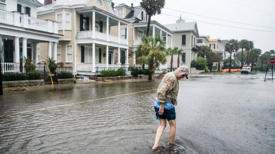 Rua alagada em Charleston, Carolina do Sul