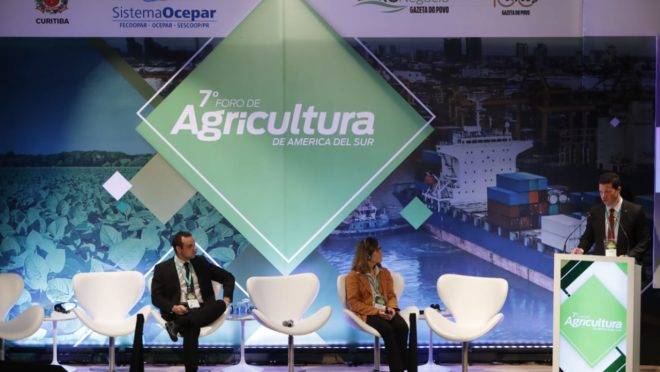Os palestrantes Susan Sutherland e Renato Rasmussen junto ao mediador Gustavo Cupertino