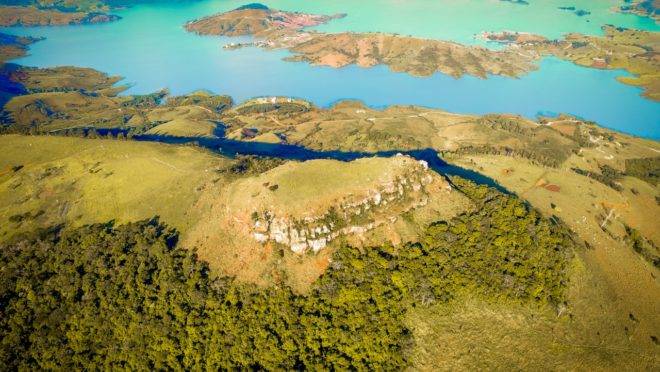 Represa do Chavantes e Rio Paranapanema dividem a cidade de Ribeirão Claro, no Paraná, com o estado de São Paulo.