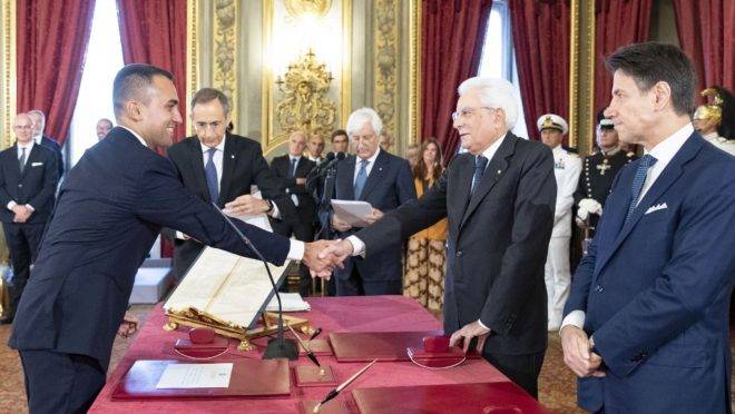 Luigi Di Maio (esq) cumprimenta o presidente da Itália, Sergio Mattarella, após juramento do primeiro-ministro Giuseppe Conte (dir) em cerimônia de posse do novo governo no palácio Quirinale, em Roma, 5 de setembro de 2019