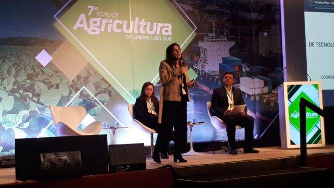 As palestrantes Silvana Kumura (ao microfone) e Débora Marcondes. Ao fundo, o mediador Almir Meinerz