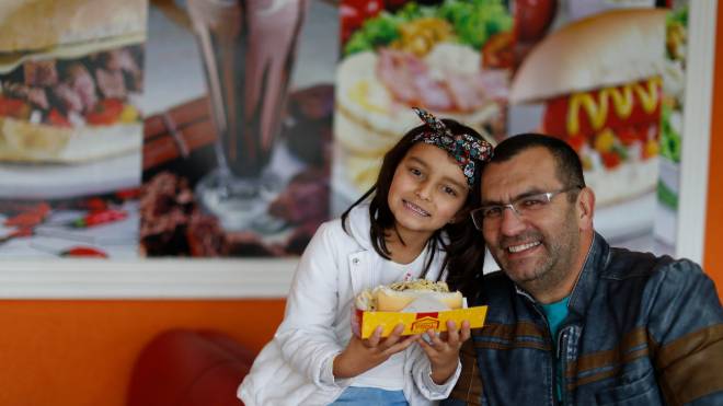 Claudio e a filha Manuela: toda a venda de cachorro-quente desta segunda-feira será revertida para o Hospital Pequeno Príncipe, onde a menina tratou de um câncer no rim.