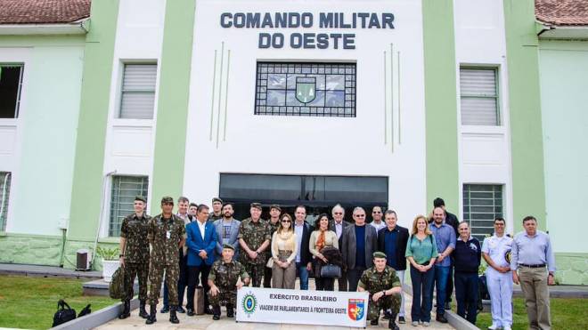 Comitiva de parlamentares na sede do Comando Militar do Oeste, em Campo Grande (MS).