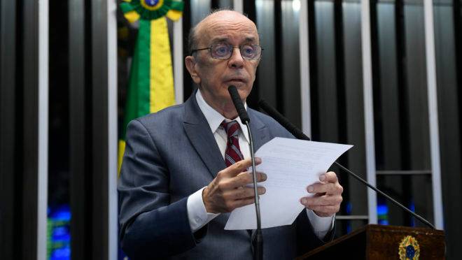 O senador José Serra durante sessão deliberativa ordinária.