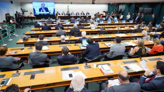 Comissão da Câmara dos Deputados durante análise da PEC 45.