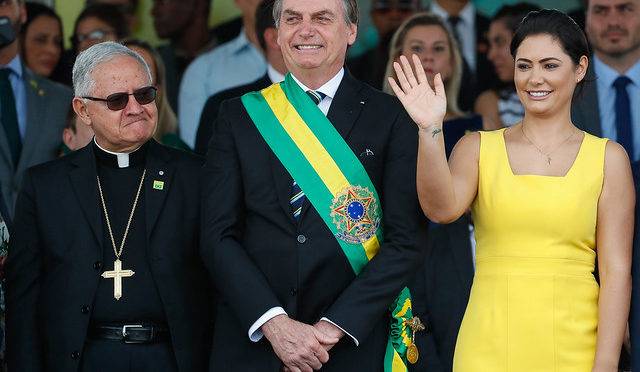 Jair Bolsonaro viajar para São Paulo acompanhado da esposa, Michelle Bolsonaro, onde será submetido a cirurgia no domingo (8)