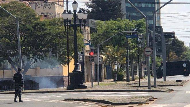 Av. Manoel Ribas foi interditada e artefato foi detonado pela polícia. Ninguém ficou ferido.