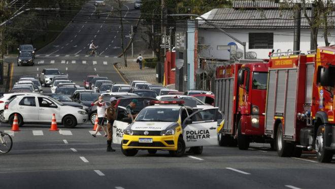 Por causa do fogo, a Rua Campos Sales, no Juvevê, foi bloqueada.
